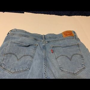 Women’s Levis blue jeans
